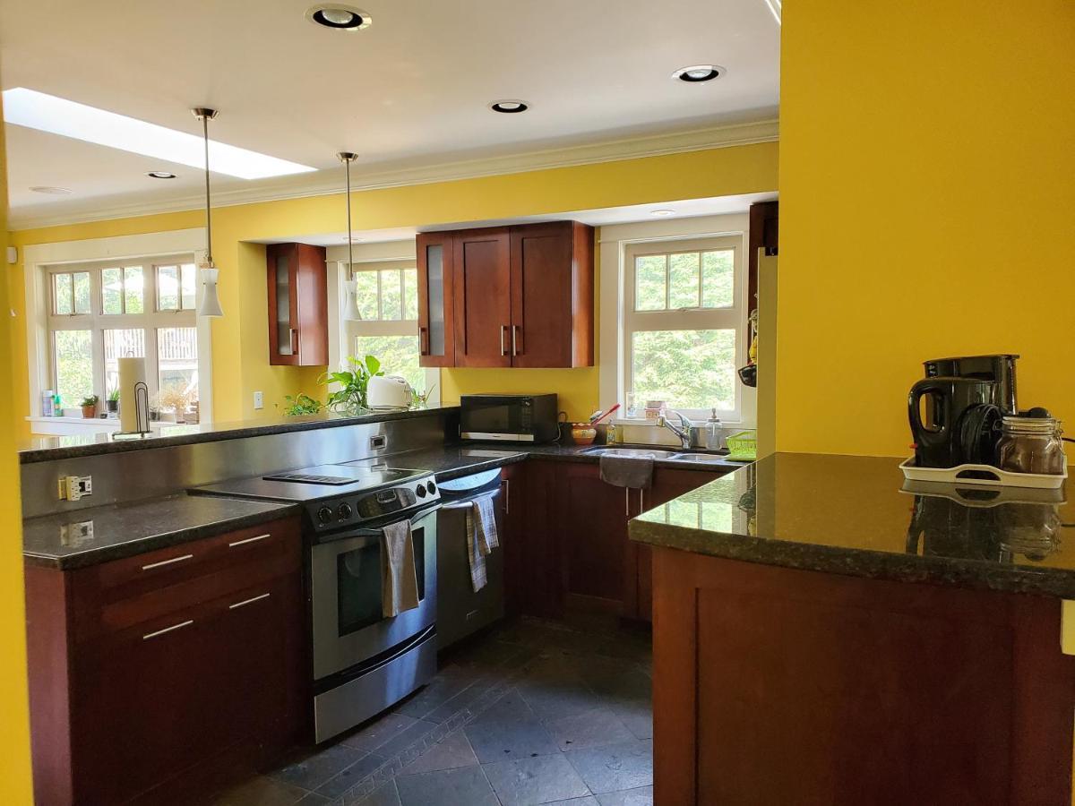 Elegant, Sunny Modern Home With Skylights - Kitsilano, Ванкувър Екстериор снимка