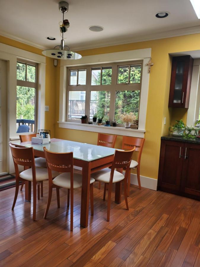 Elegant, Sunny Modern Home With Skylights - Kitsilano, Ванкувър Екстериор снимка