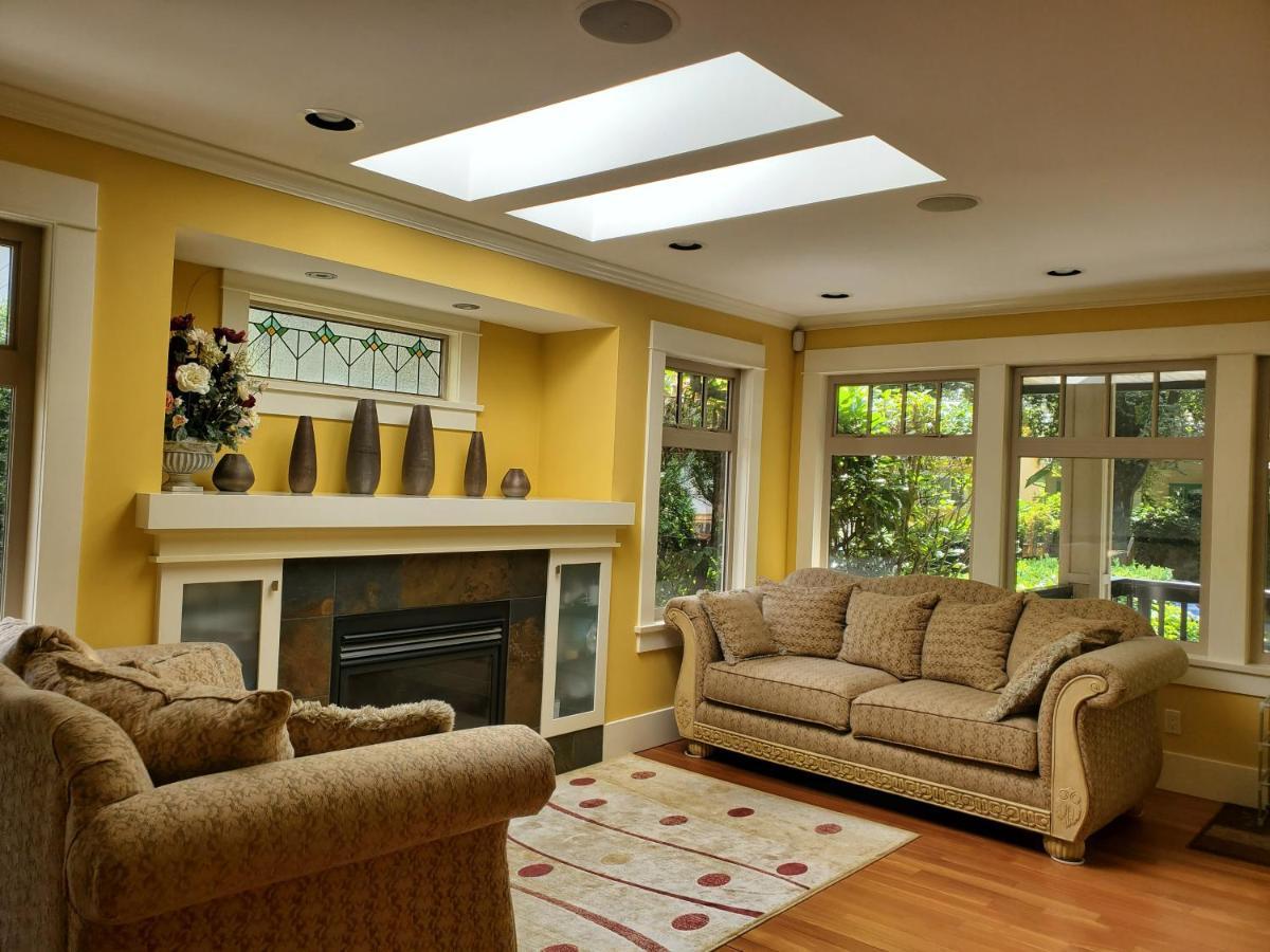 Elegant, Sunny Modern Home With Skylights - Kitsilano, Ванкувър Екстериор снимка