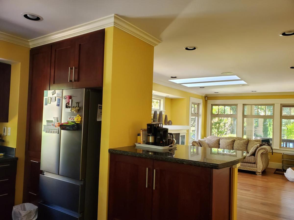 Elegant, Sunny Modern Home With Skylights - Kitsilano, Ванкувър Екстериор снимка