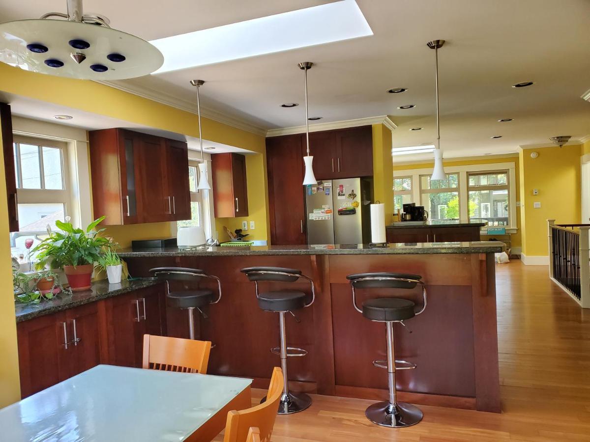 Elegant, Sunny Modern Home With Skylights - Kitsilano, Ванкувър Екстериор снимка